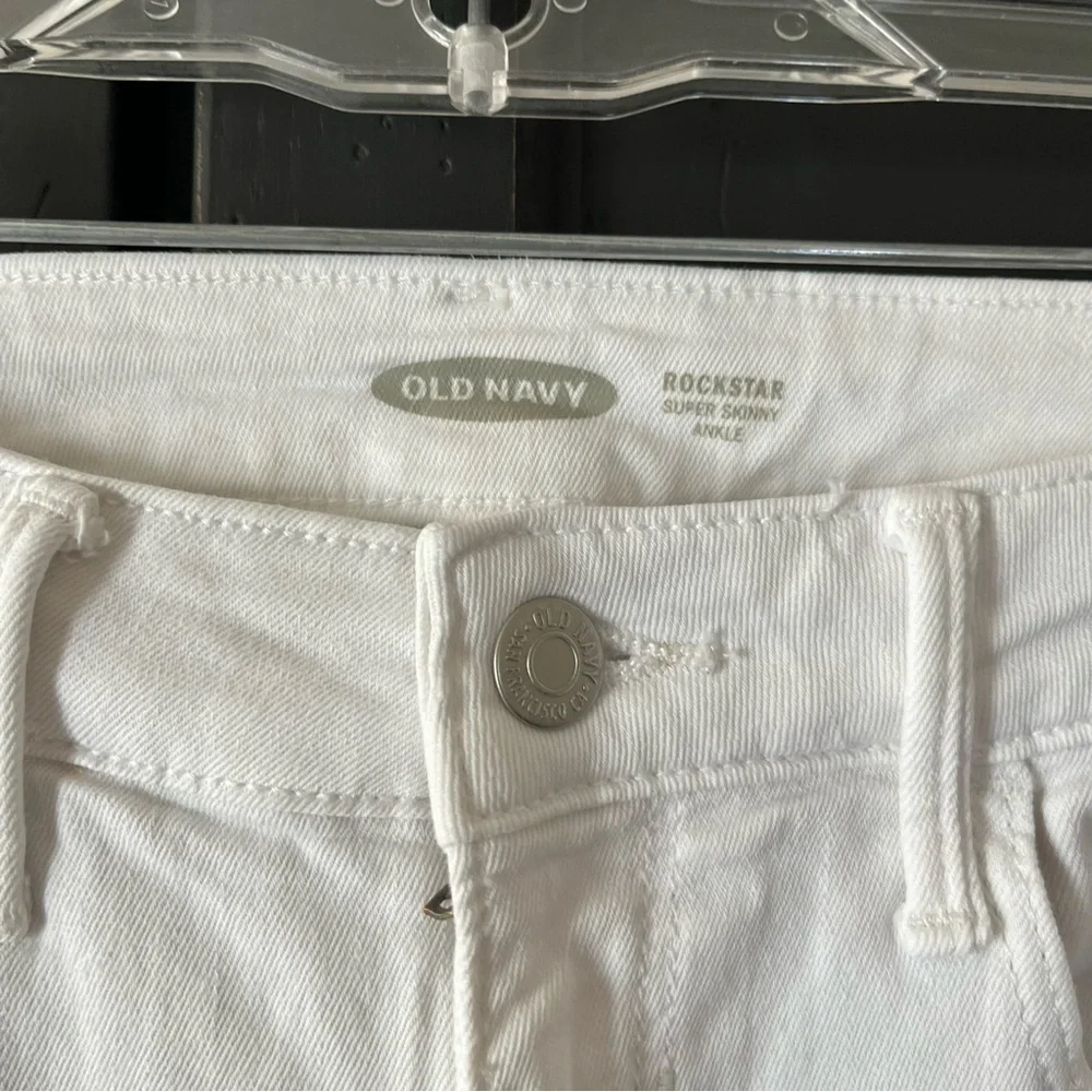 Old Navy White Rock Star Skinny Jeans. 0.